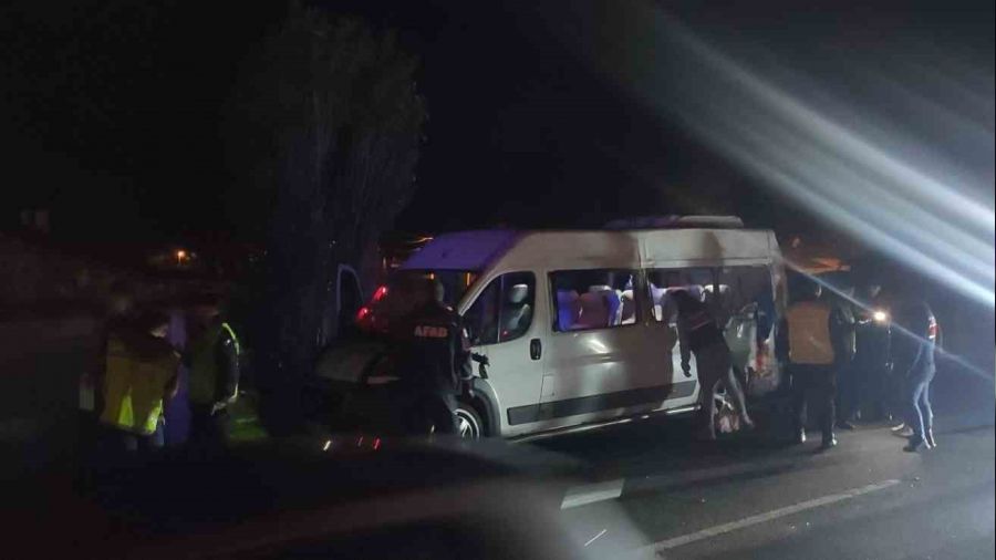 Kayseri'de minib�s t�r ile �arp��t�: 3 �l�, 16 yaral�