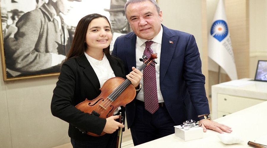 Keman Yıldızı Elif Eroğlu Polonya'da birincilik kazandı