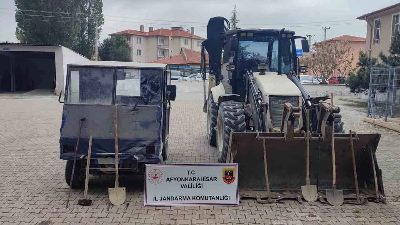 Kepçe ile define arıyorlardı...