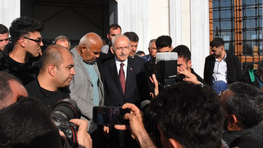 Kılıçdaroğlu'na türbede saldırı girişimi