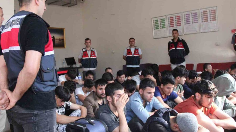 Kocaeli'de bin 419 düzensiz göçmen sınır dışı edildi