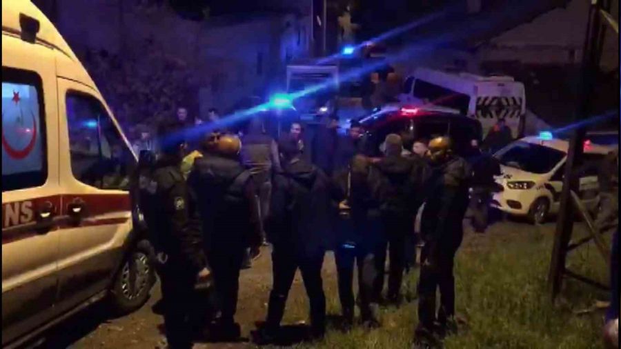 Komşular arasında bıçaklı, sopalı kavga