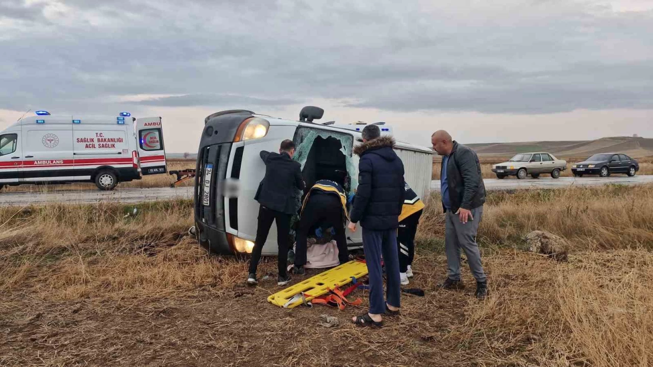 Kontrolden çıkan minibüs tarlaya devrildi: 3 yaralı