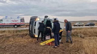 Kontrolden kan minibs tarlaya devrildi: 3 yaral