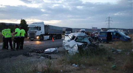 Kum yüklü tır ezdi geçti:3 ölü, 5 yaralı