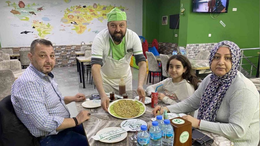 'Künar'la hazırlanan 'tahinli pide' damak çatlatıyor