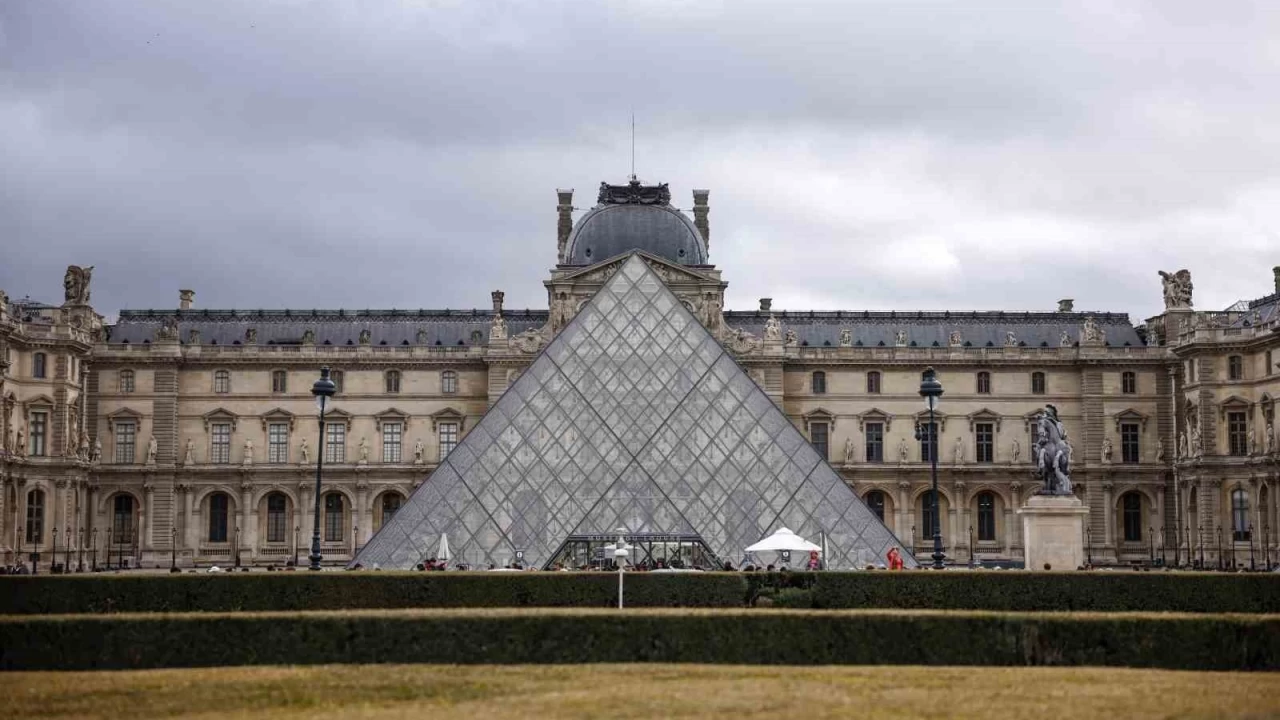 Louvre Müzesi'ndeki değerli mücevherler taşındı