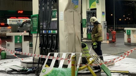 Lüks cip kontrolden çıkarak benzinliğe daldı