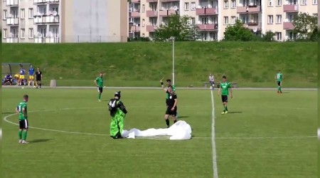 Ma ortasnda sahaya inen paratye hakemden sar kart