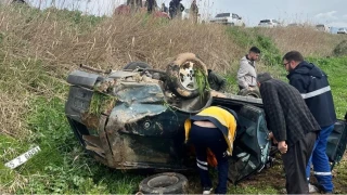 Manisa'da otomobil tarlaya u�tu