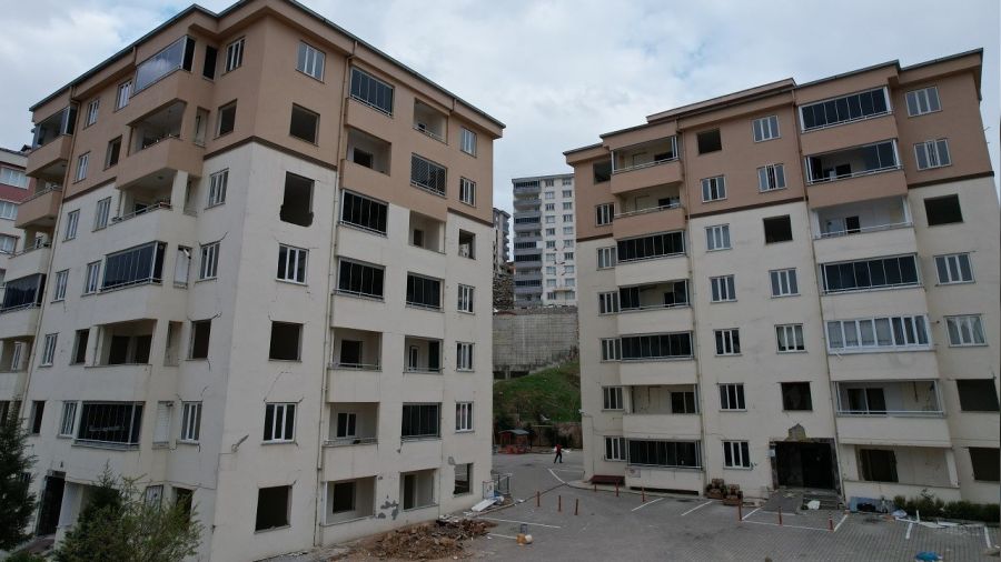 Maraş'taki siteye önce ağır, sonra az hasarlı raporu verdiler