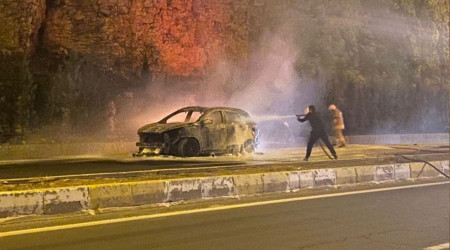 Mardin'de seyir halindeki otomobil alev alev yandı