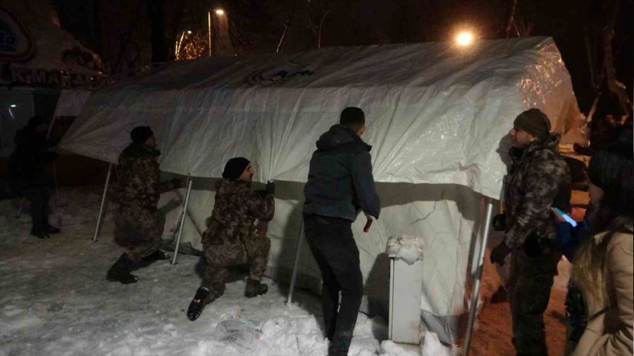 Mehmetçik deprem bölgesinde çadır kuruyor