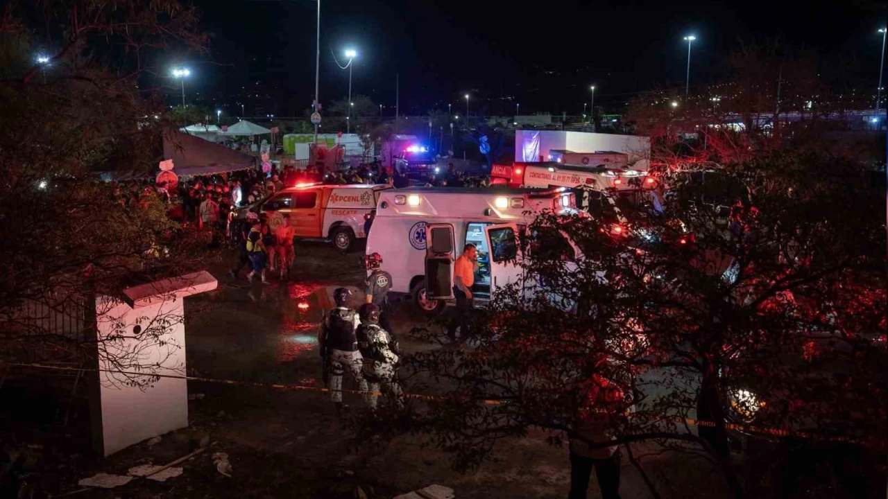 Meksika'da başkan adayının mitinginde sahne çöktü: 9 ölü