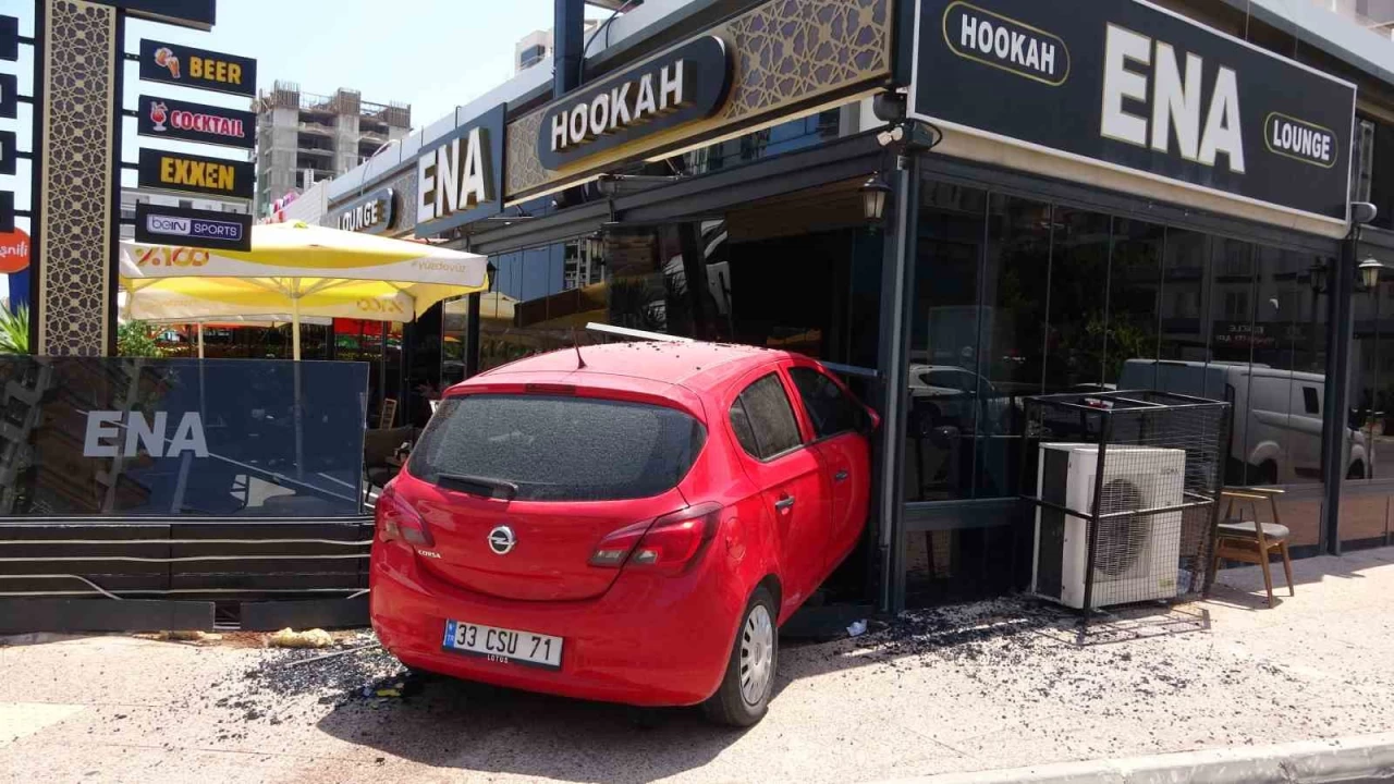 Mersin'de kadın sürücü aracıyla kafeye daldı