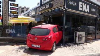 Mersin'de kadın sürücü aracıyla kafeye daldı