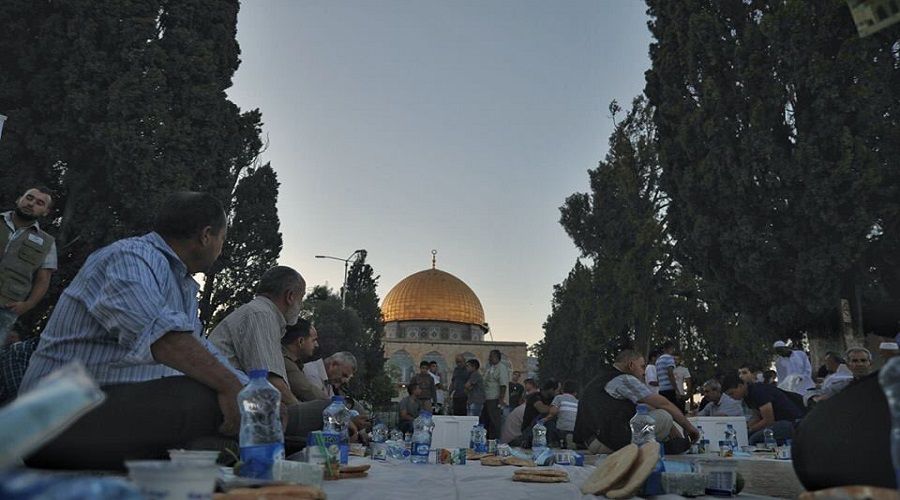 Mescid-i Aksa avlusunda iftar 