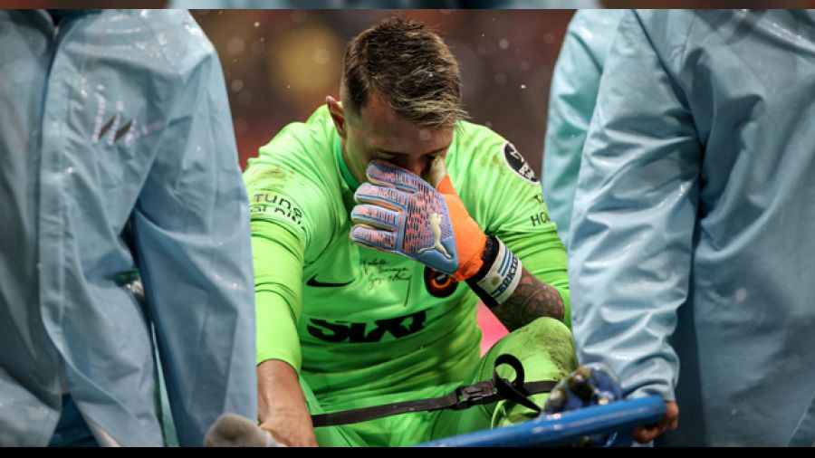 Muslera koltuk değnekleri ile stattan ayrıldı