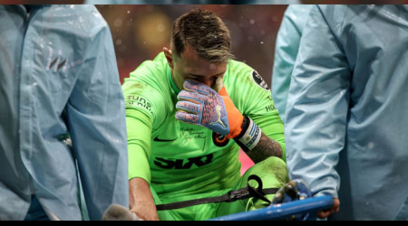 Muslera koltuk değnekleri ile stattan ayrıldı