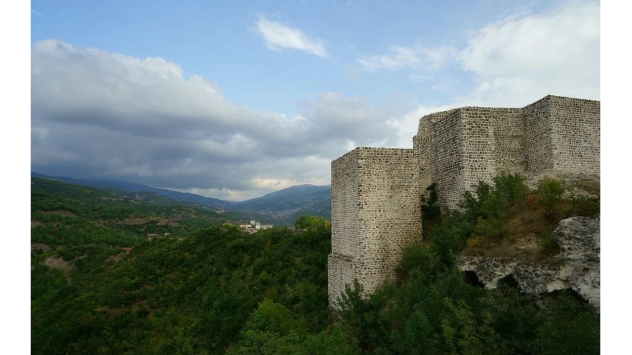 Niksar Kalesi: Tarihin ta�lara kaz�nd��� da� �ehri