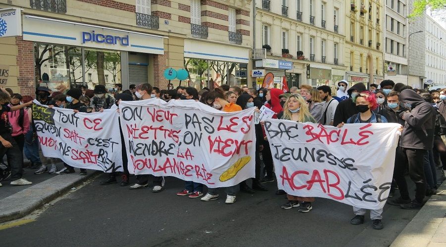 Öğrencilerden, Macron'a covid protestosu
