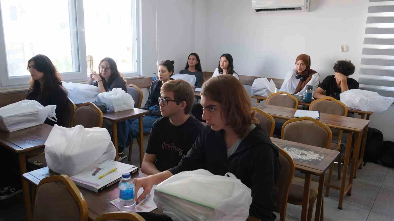 ��rencilere �cretsiz kitaplar� da��t�ld�