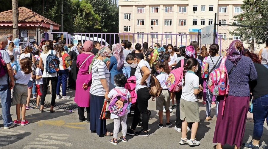 Okul �n�nde velilerin 'y�z y�ze e�itim' yo�unlu�u