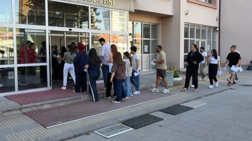 �SYM'den KPSS i�in fla� karar 
