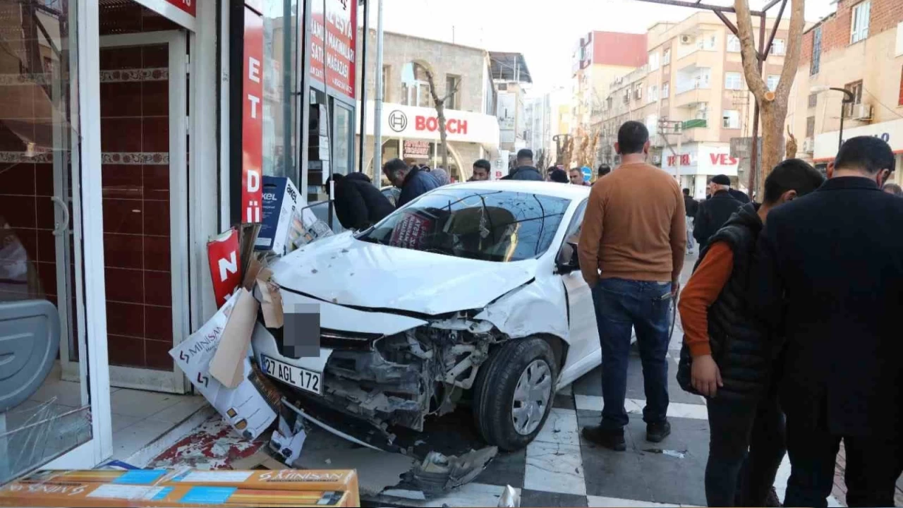 Otomobilin çarptığı baba ve oğlu yaralandı