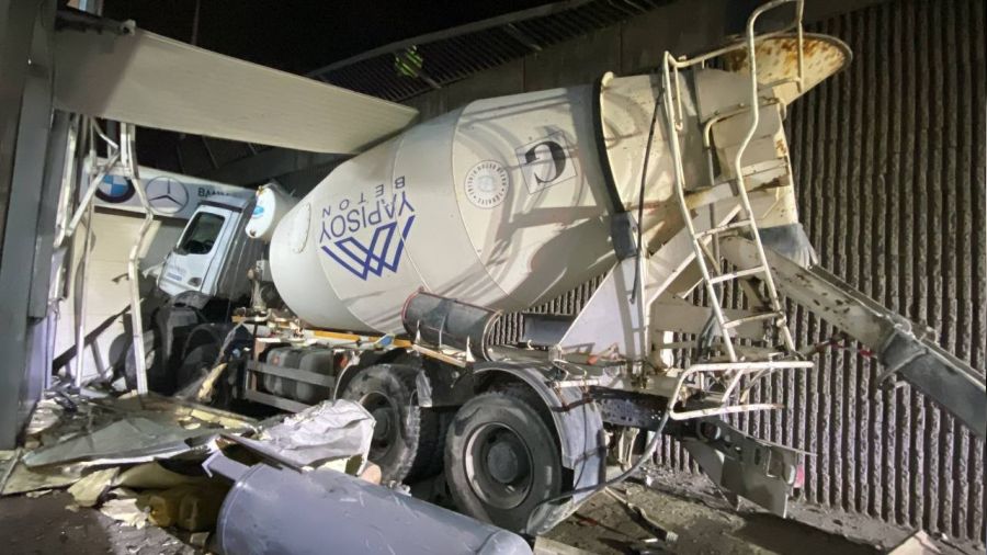 Otomobille çarpışan beton mikseri köprüden uçtu: 3 yaralı