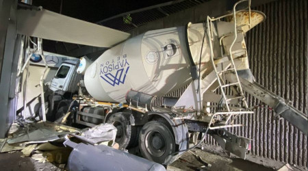 Otomobille çarpışan beton mikseri köprüden uçtu: 3 yaralı