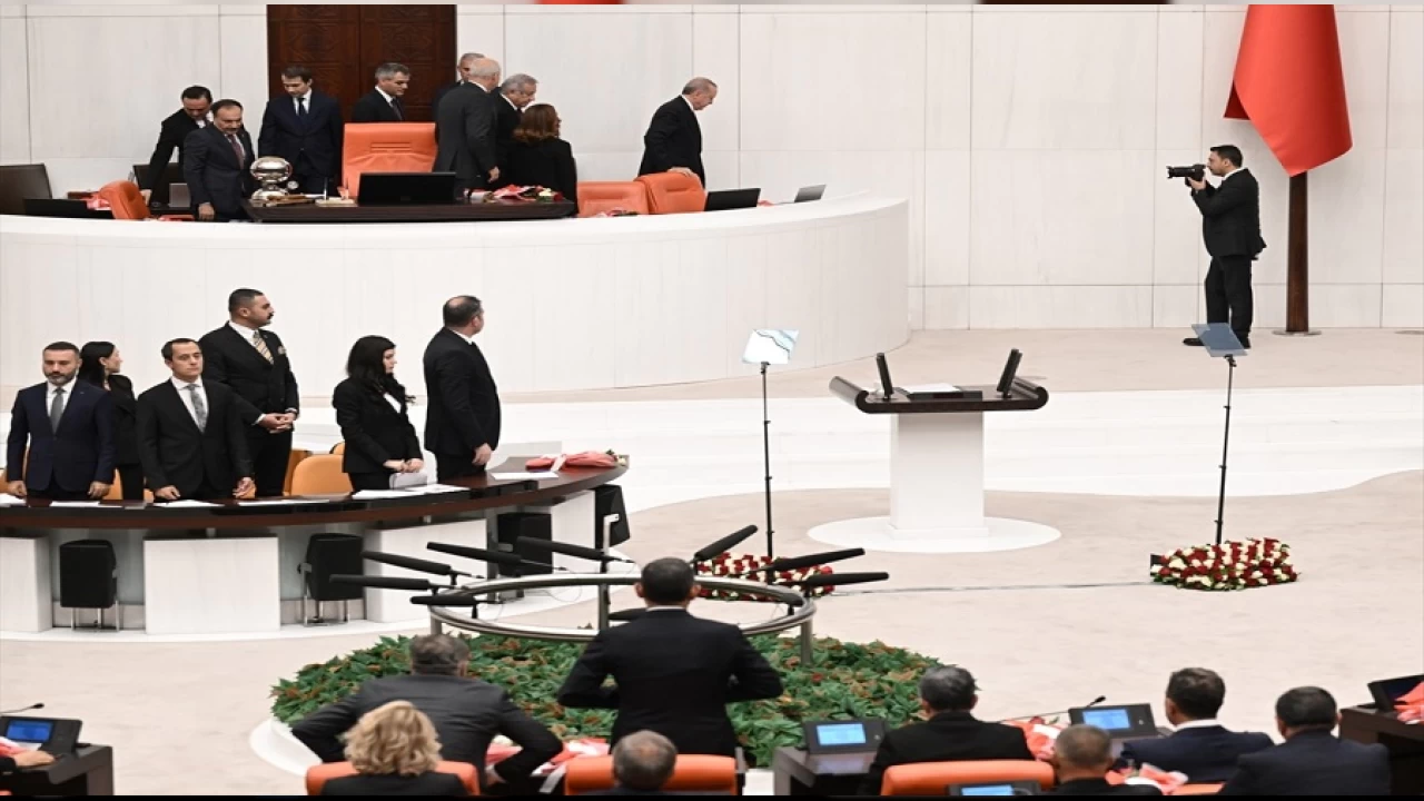 Özgür Özel: Makamına hürmeten ayağa kalktık