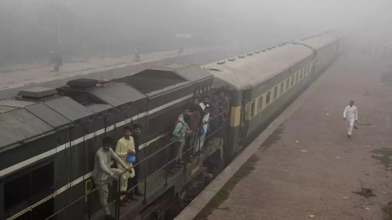 Pakistan'da 450 tren yolcusu rehin alınmıştı, 27 saldırgan öldürüldü