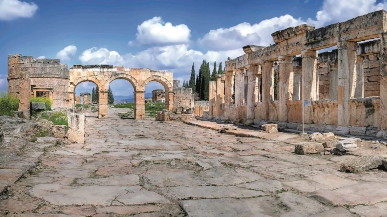 Pamukkale'nin tarihi incisi: Hierapolis Antik Kenti