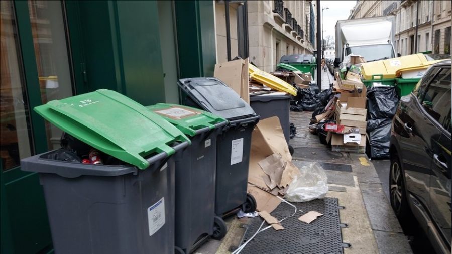 Paris'te çöp dağları oluştu