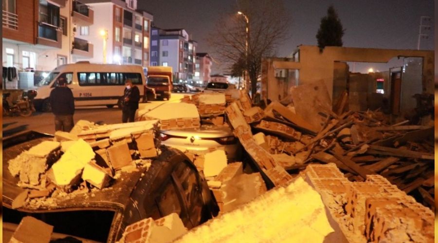 Park halindeki otomobillerin üzerine beton düştü