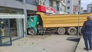 Pendik'te hafriyat kamyonu eczaneye daldı: 6 yaralı