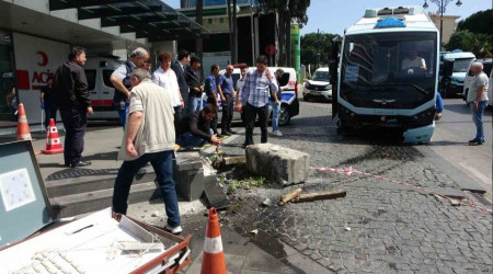 Pendik'te minibüs hastanenin girişine daldı