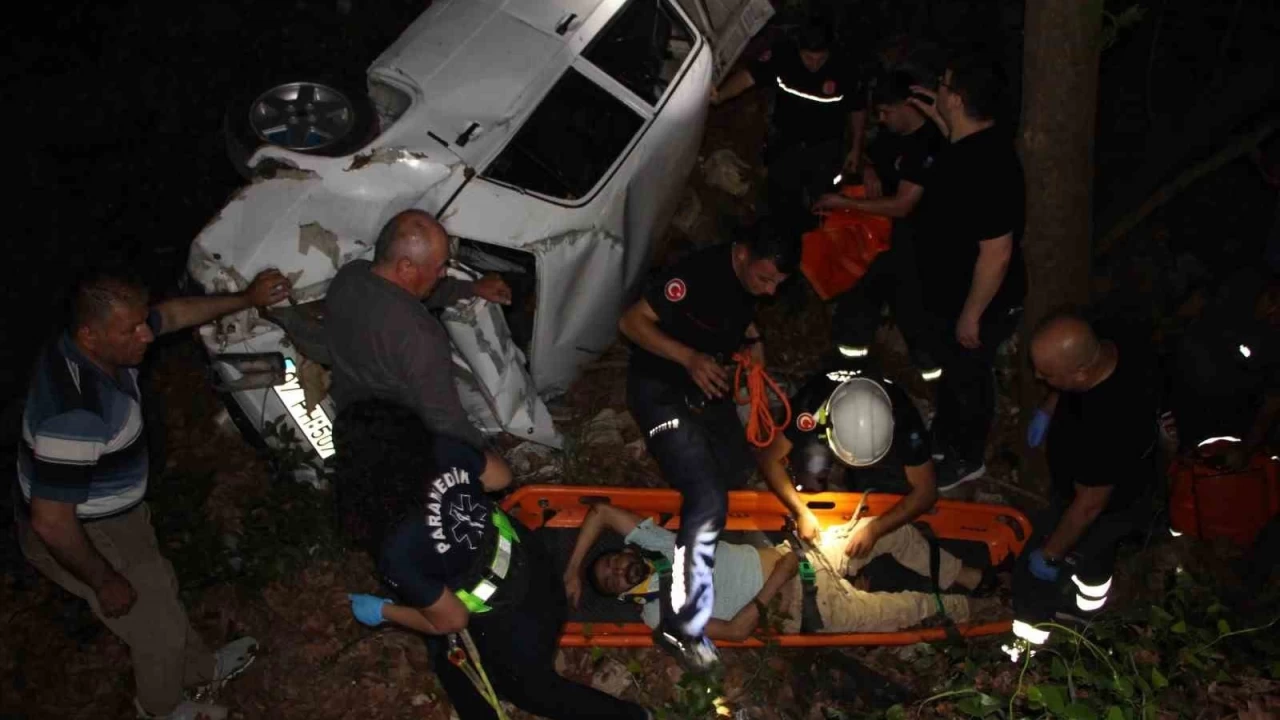 Polisten ka�arken 100 metrelik u�uruma yuvarland�lar: 3 yaral�