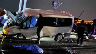 Refüje çarpan minibüsün sürücüsü camdan uçarak öldü