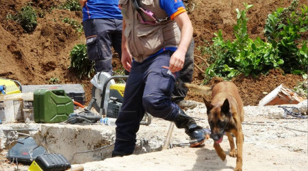 Rize'de yıkılan binada kurtarma çalışmaları devam ediyor