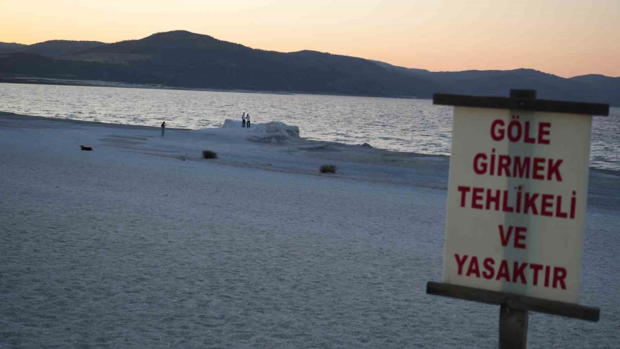 Salda Gölü'ne giren baba ve oğul boğuldu