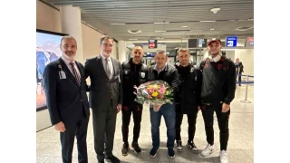 Samsunspor, Almanya'da �i�eklerle kar��land�