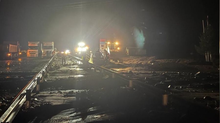 Sel Sivas-Kayseri karayolunu kapatt�