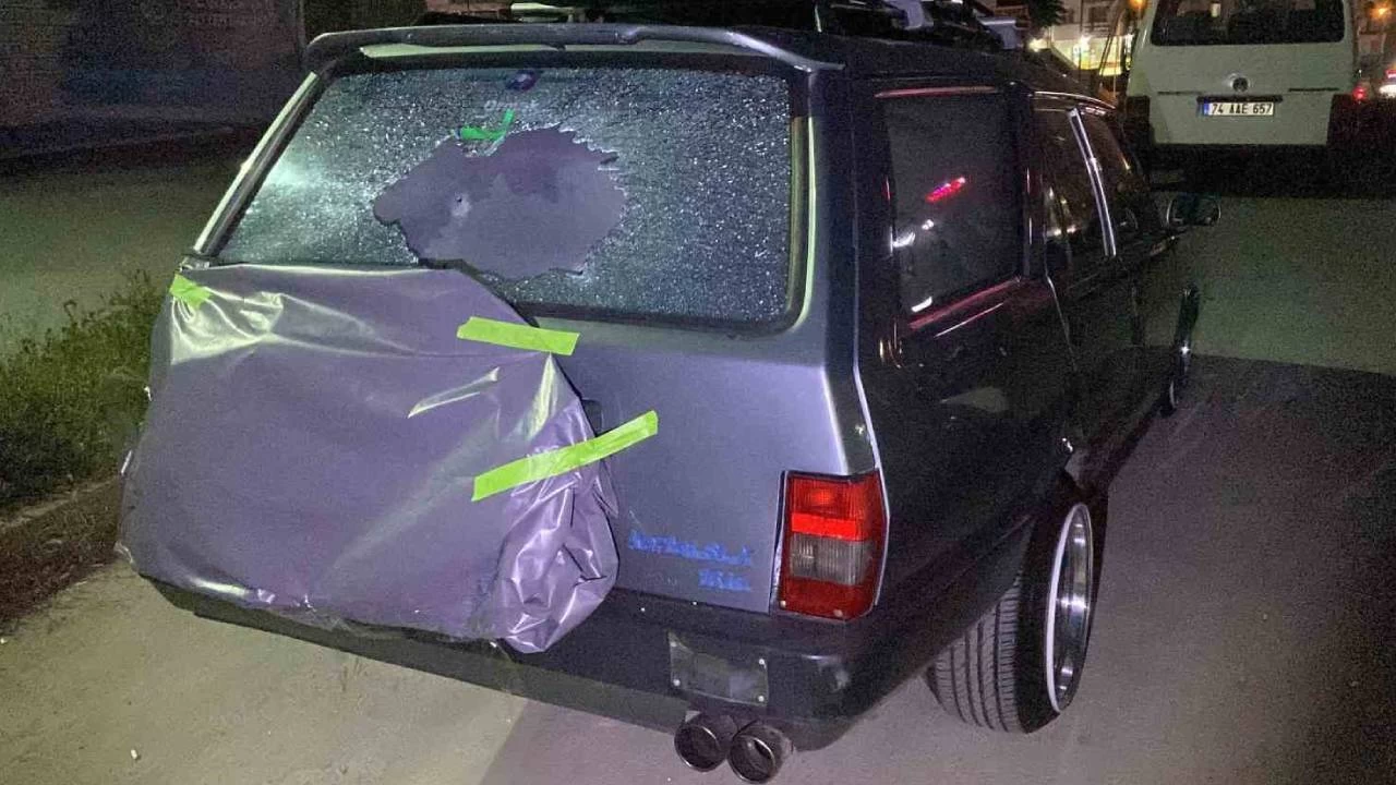 Seyir halindeki otomobile mermi isabet etti