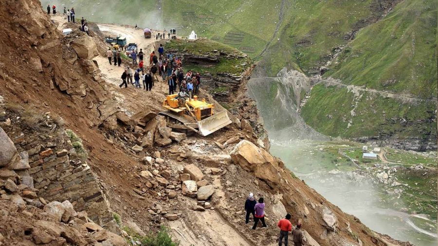 Şiddetli yağışların yol açtığı heyelanlarda 15 kişi öldü