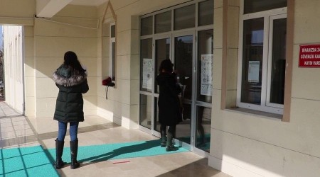 Sınava alınmayınca gözyaşlarına boğuldu