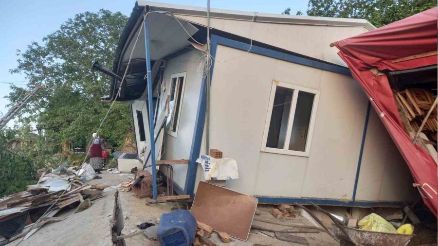 Sinop'ta heyelan sonras� evde hasar olu�tu