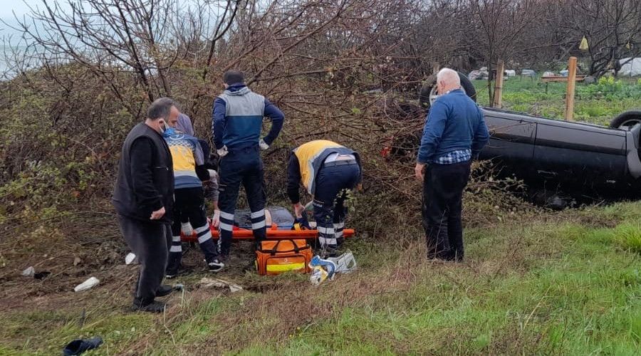 Sinop'ta otomobil tarlaya u�tu: 1'i a��r 2 yaral�