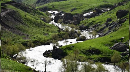 Şırnak'ta eriyen karlar dev menderesler oluşturdu